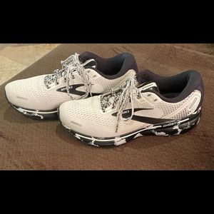Brooks Ghost 14 white black camo